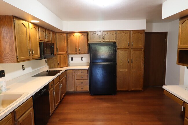 Building Photo - Stunning 4 Bedroom Home with Pond Access