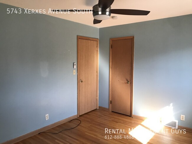 Building Photo - Cute Two Bedroom in Side by Side Duplex- L...