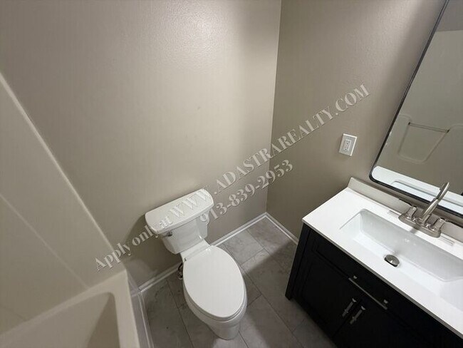 Building Photo - Beautiful Townhome in Olathe-Available NOW!!