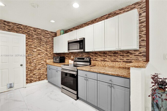 Building Photo - 6400 SW 62nd Ct