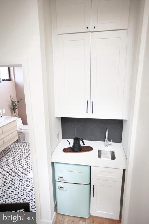 Building Photo - 2539 Collins St