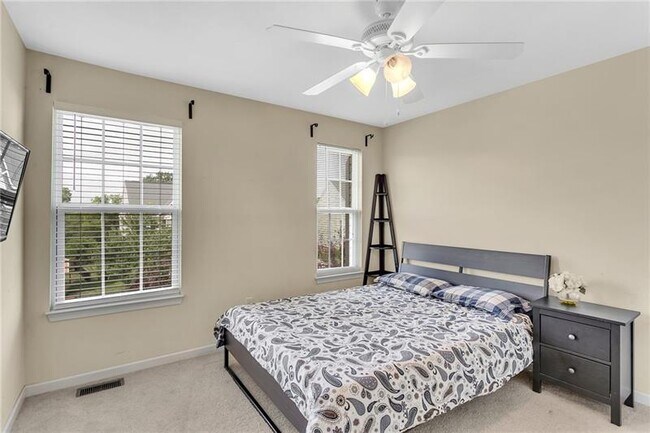 Building Photo - 356 Sunrise Dr