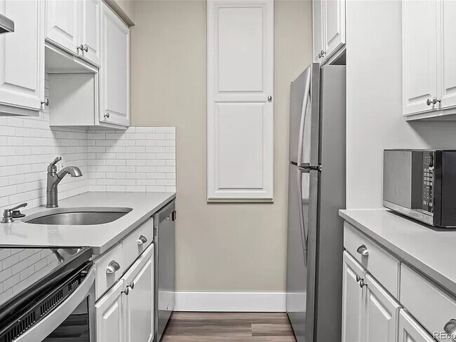 Building Photo - 5770 E Warren Ave