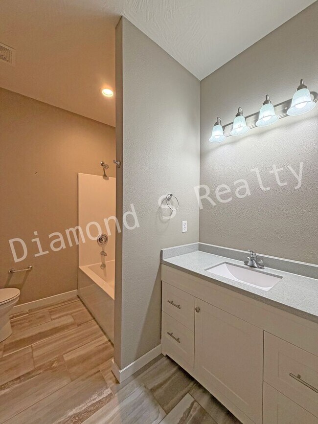 Building Photo - Gorgeous 4 Bedroom Ozark House Coming Earl...