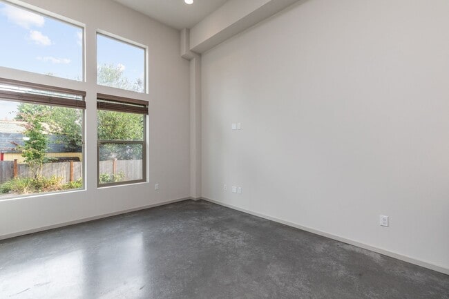 Building Photo - Stylish 3 BR/ 2/5 BA townhouse in Seattle