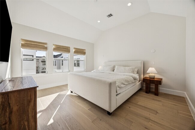 Building Photo - 1127 W 16th St