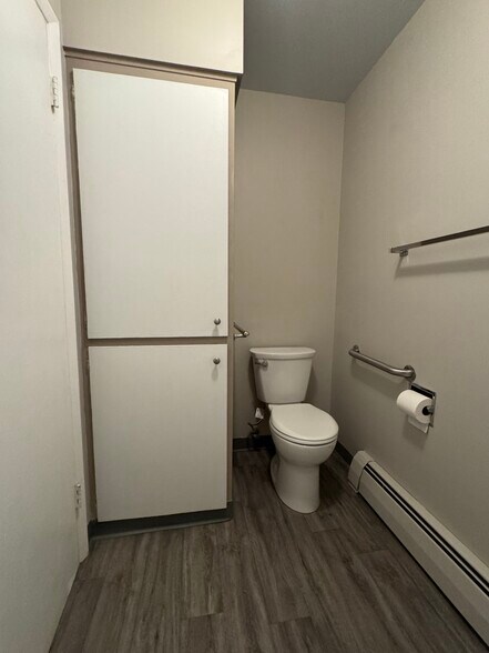 Bathroom - 2921 E 32nd Ave