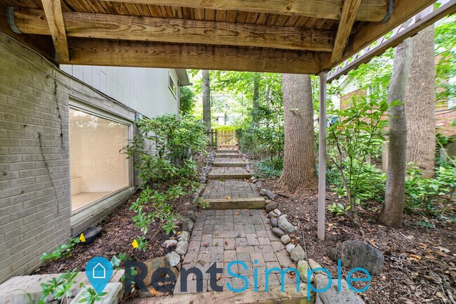 Building Photo - 6502 Lakeview Dr