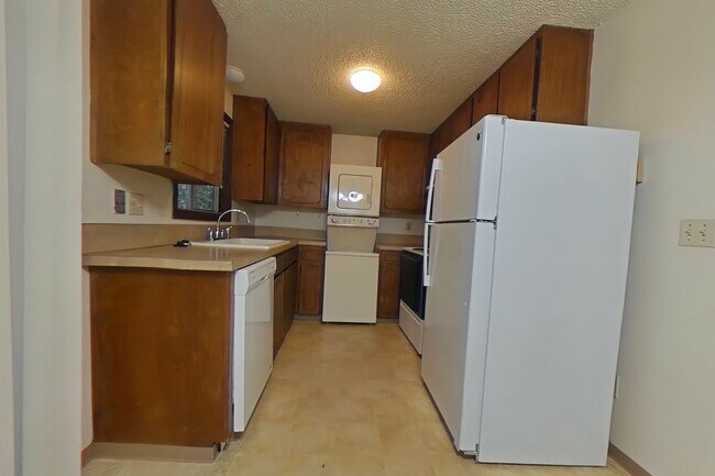 Building Photo - 2 Bedroom 4-Plex ~ South Corvallis ~ Small...