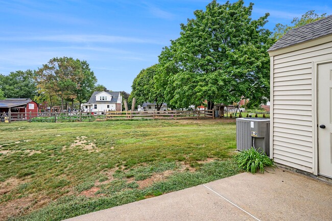 Building Photo - Beautiful 2 Bedroom Townhome