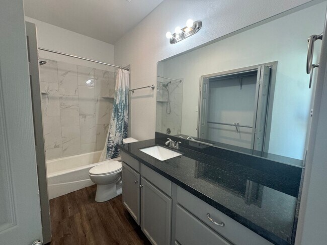 Building Photo - 2 Bed 2 Bath Town Home Available