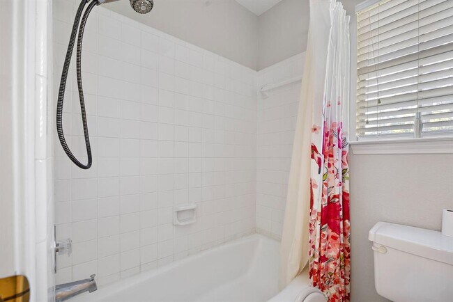 Building Photo - 2414 Mockingbird Dr