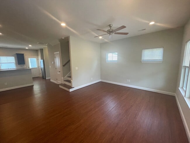 Building Photo - 3 bedroom 2.5 Bathroom House Welcomes Stud...