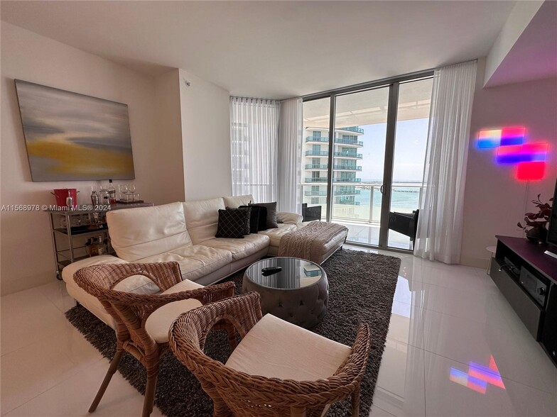 Building Photo - 1300 Brickell Bay Dr