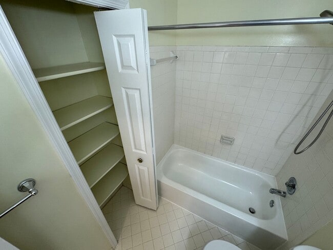 Building Photo - Well-Maintained 3 Bed 3.5 Bath Townhome Wi...