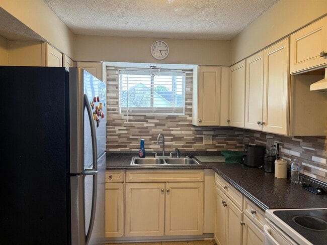 Building Photo - 2000 Greens Blvd