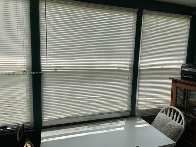 Building Photo - 325 W Laurel Dr