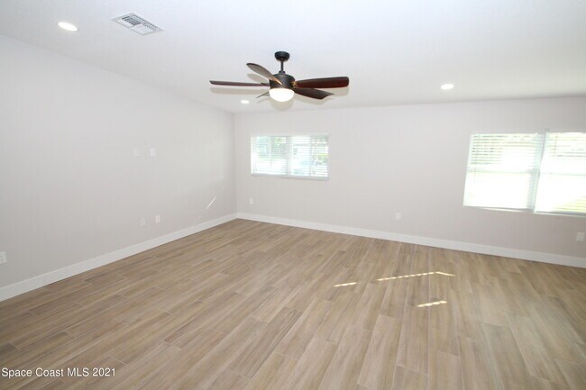 Building Photo - 580 Pine Tree Dr