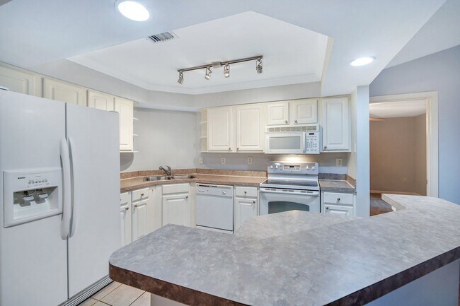 Building Photo - Stylish Condo On Hilton Head Island – Available Now!