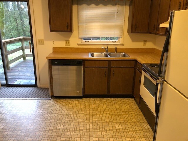 Building Photo - 1527 Graybar Ln