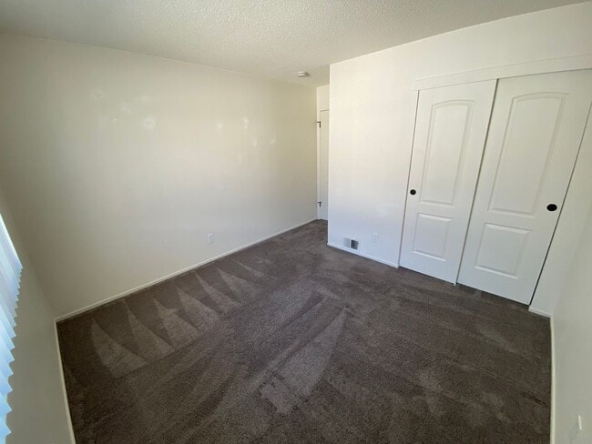 Building Photo - Remodeled 2 bedroom 1 bath townhouse