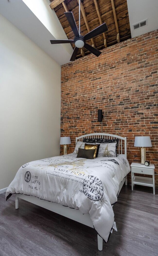 Building Photo - 108 W 6th St