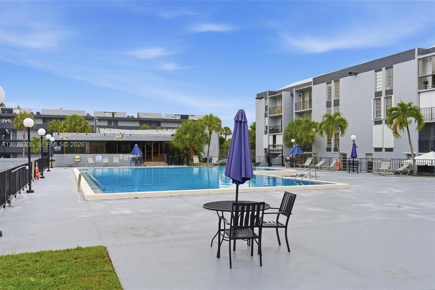Building Photo - 210 Fontainebleau Blvd