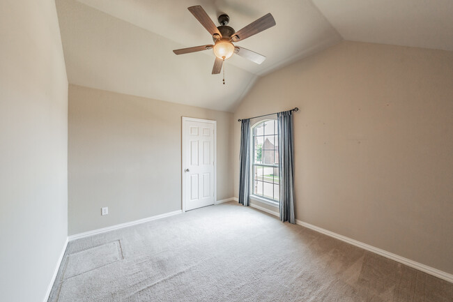 Building Photo - 1605 Buckhorn Dr