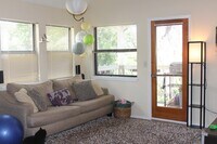 Building Photo - Perfectly located 2 bedroom, 2 bath Central Boulder Condo