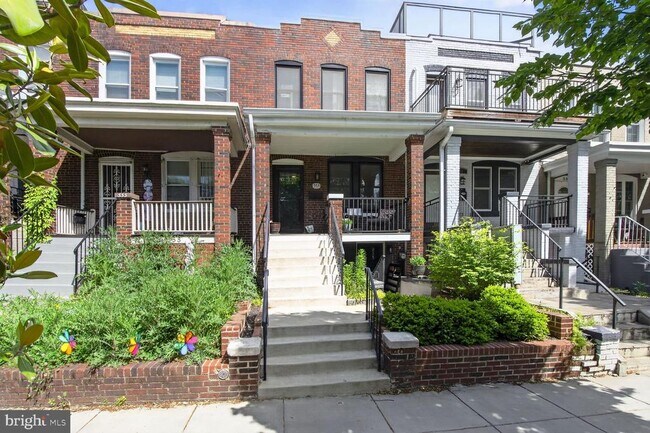 Building Photo - 553 24th St NE