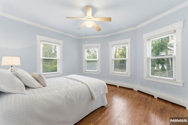 Building Photo - 113 Oak St