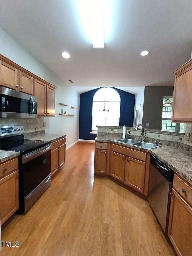 Building Photo - Sought After Riverwood Townhome!