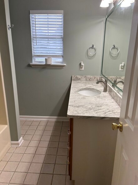 Building Photo - 111 Mockingbird Dr