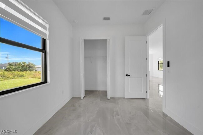 Building Photo - 711 Roma Ave S