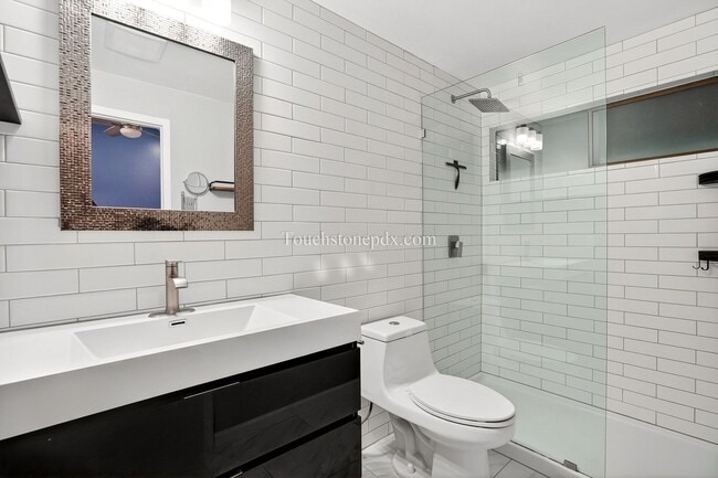 Building Photo - Updated 1BD/1BA Condo in Portland’s West Hills w/ Carport & Private Balcony