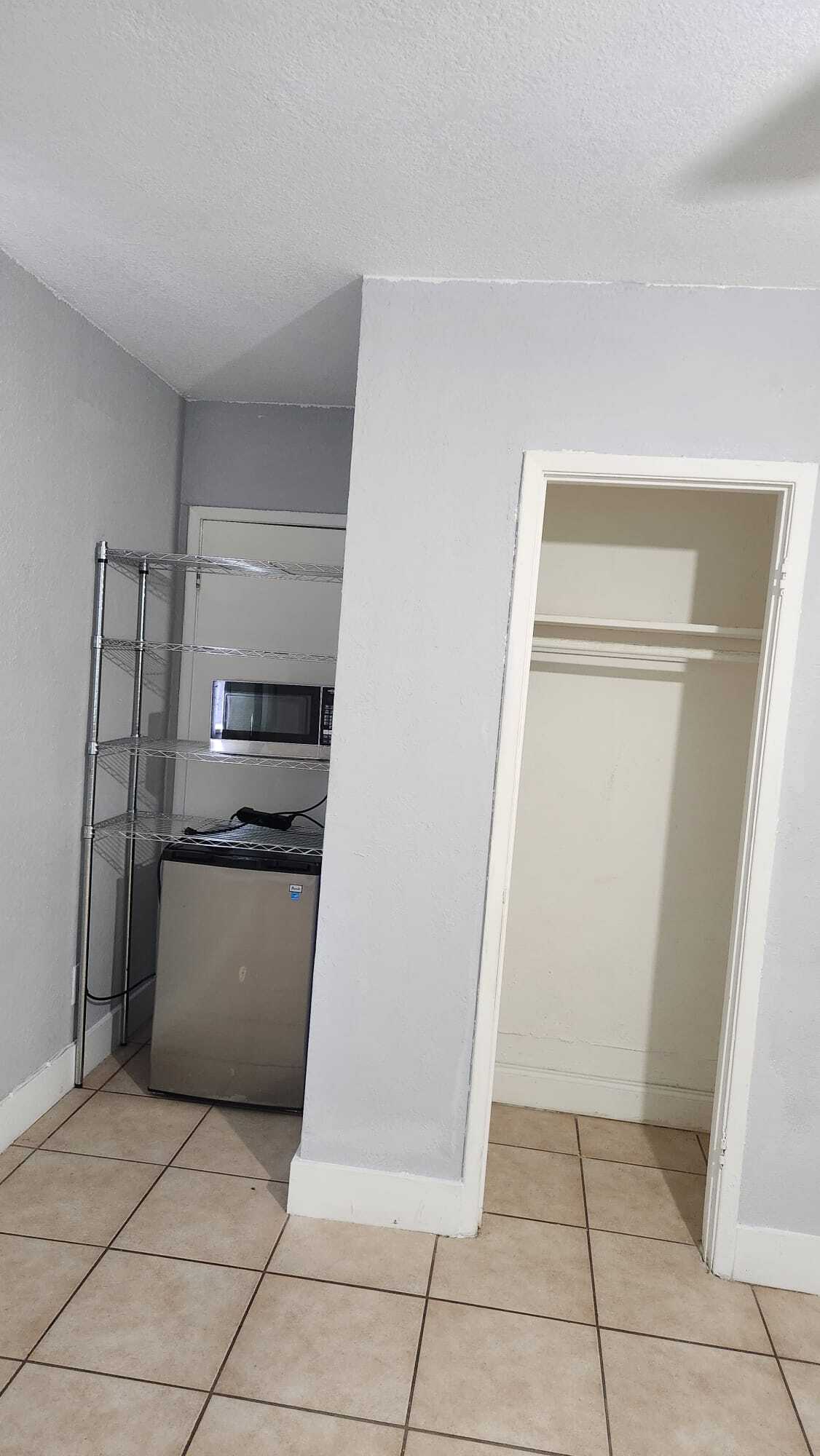 Building Photo - 3911 SW 39th St