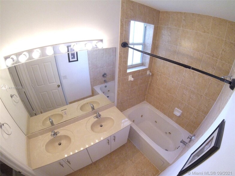 Building Photo - 990 NW 99th Ct