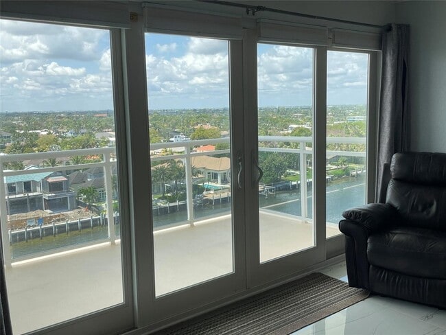 Building Photo - 1160 Hillsboro Mile Unit 904