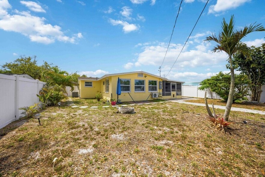 Building Photo - 370 E Fray St