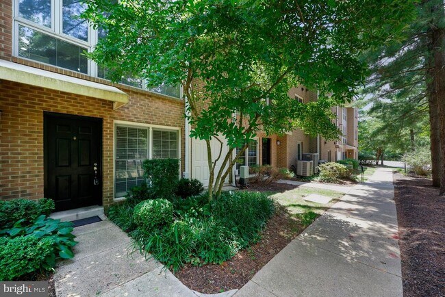 Building Photo - 5702 Brewer House Cir