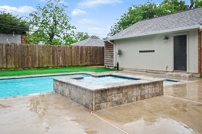 Building Photo - 522 Crestwood Dr