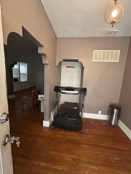 Building Photo - 4890 Margaretta Ave