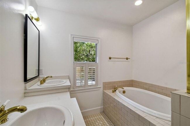 Building Photo - 2918 W Coachman Ave