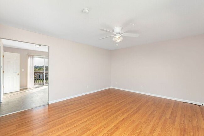 Building Photo - Renovated Spacious Townhomes