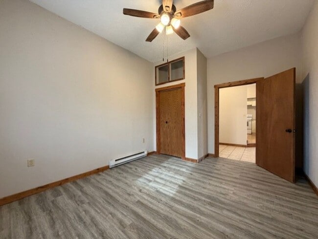 Building Photo - 4 bed 1.5 Bath Home Available in Springfield+