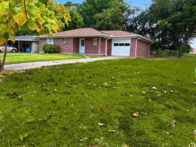 Building Photo - 1004 Oak Dr