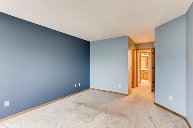 Building Photo - Bright End-Unit 2BD Townhome with Fireplace, Deck & Big Bedrooms