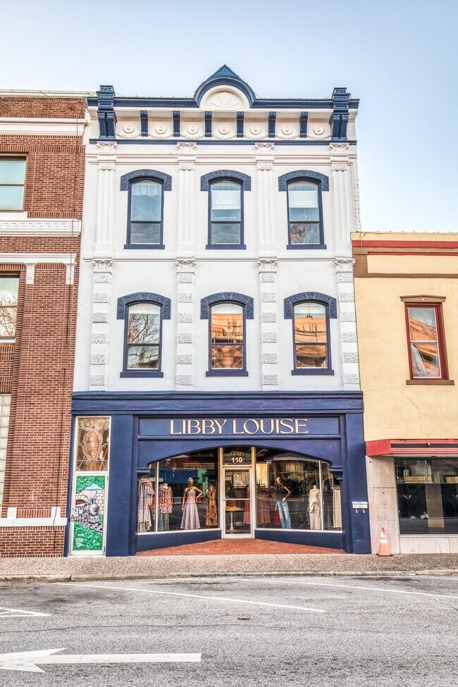 Building Photo - 112 E Alamo St