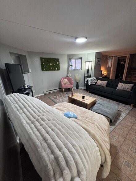 Building Photo - 4325 N Wolcott Ave