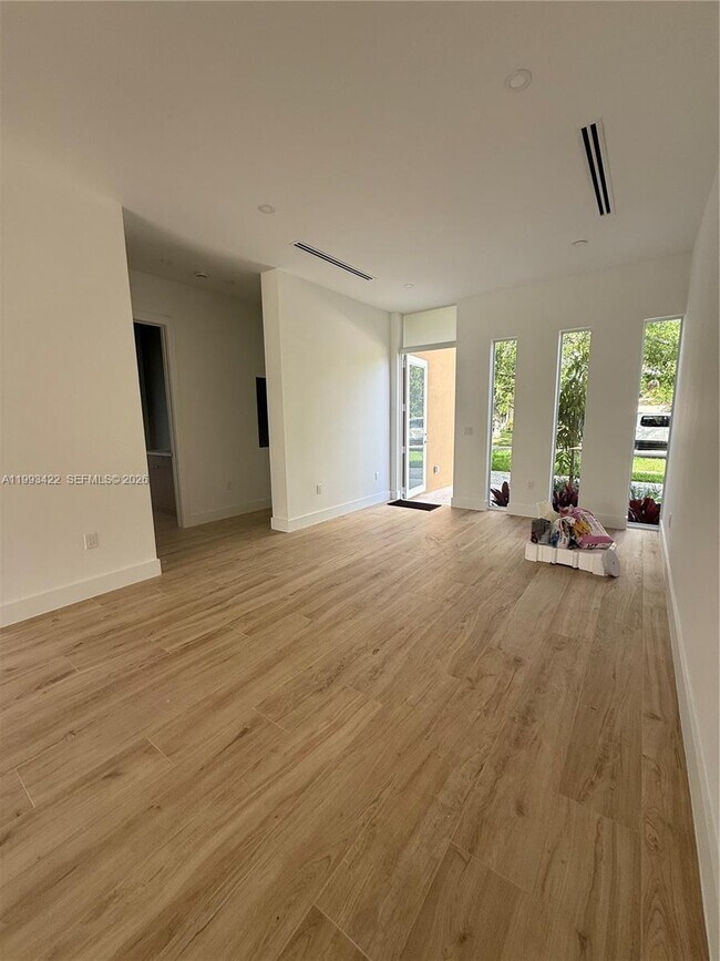 Building Photo - 1981 SW 33rd Ave